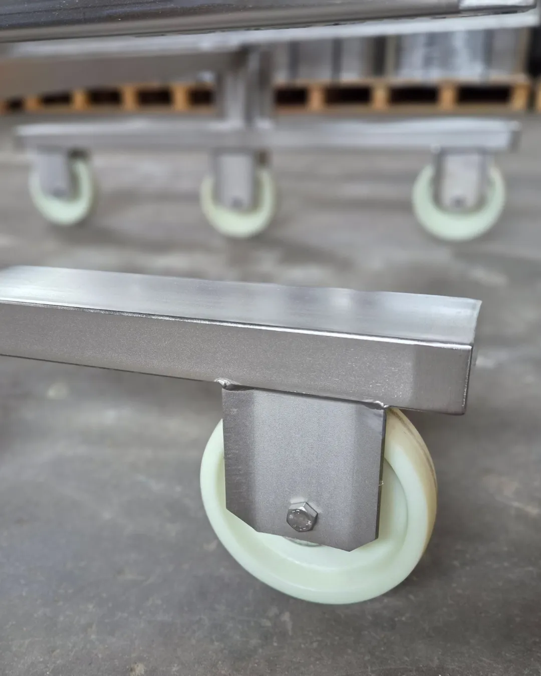 Polyamide wheels of the Smoking cart H type – close-up view