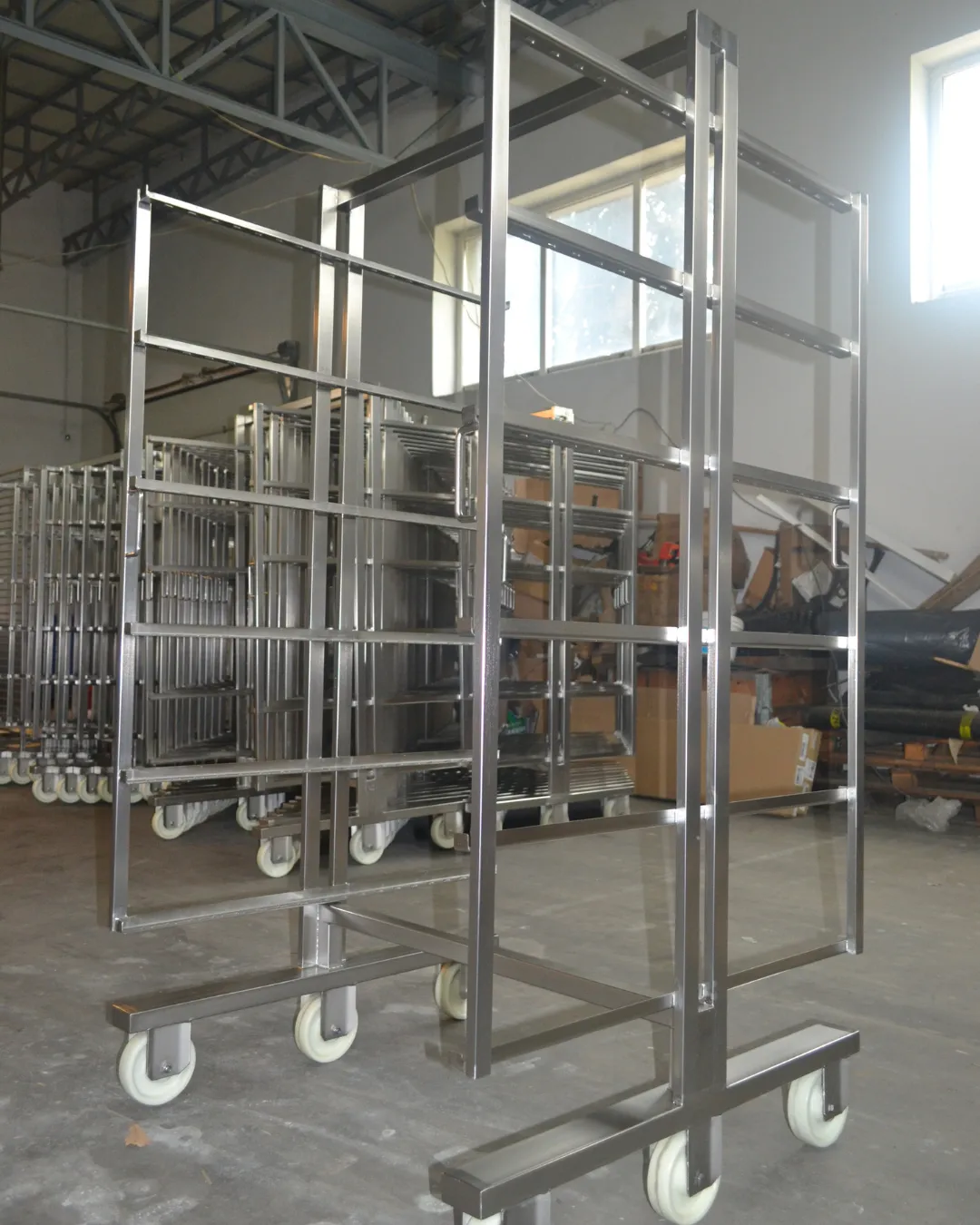 Smoking cart H type – general view in the P.P.H.U. Tracz production facility